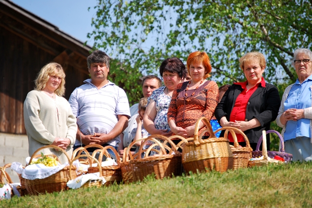 Na Ostrožnem je blagoslov potekal na prostem pri križu